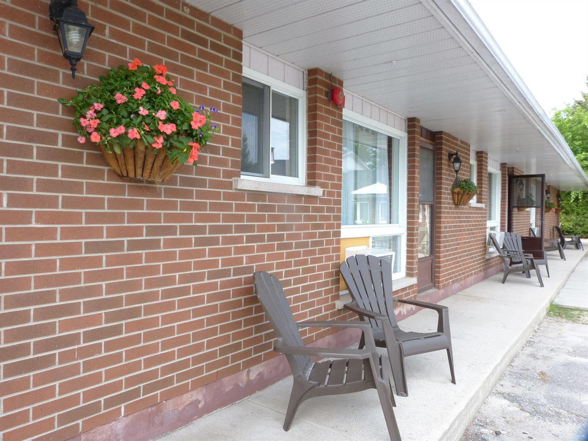 Oasis By The Bay Vacation Suites Wasaga Beach Exterior foto